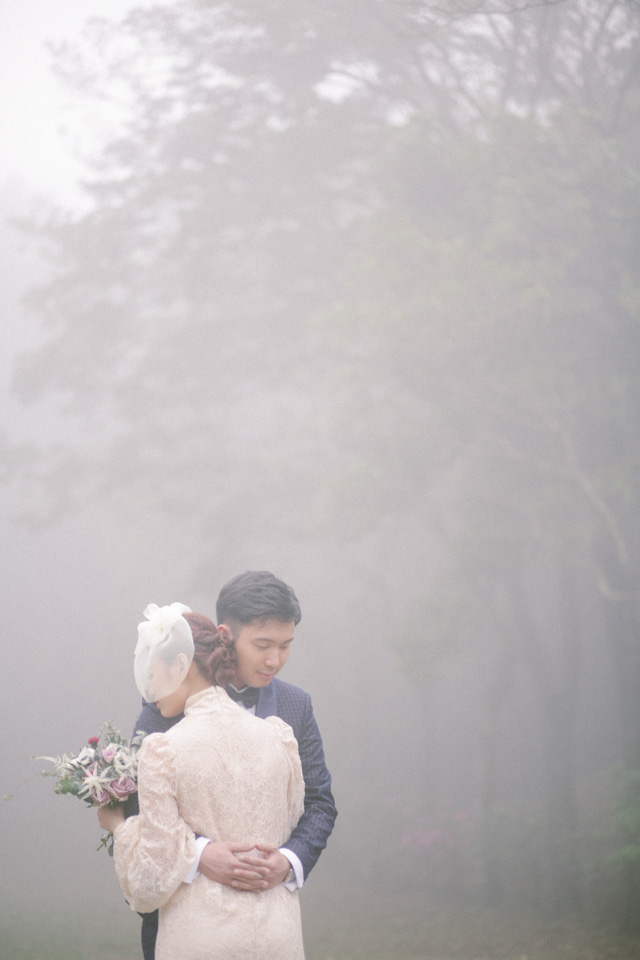 hughshue-perfectproposal-hongkong-peakgarden-engagement-aliceinwonderland-vintage-foggy-027