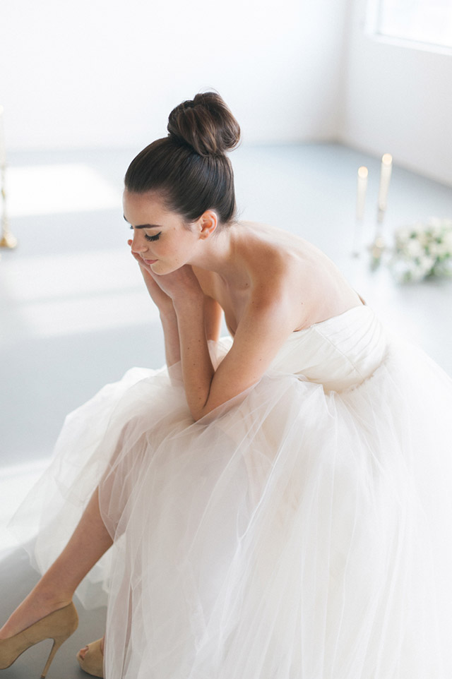 seattle-all-white-wedding-modern006-Lainee-Meg-Bridal