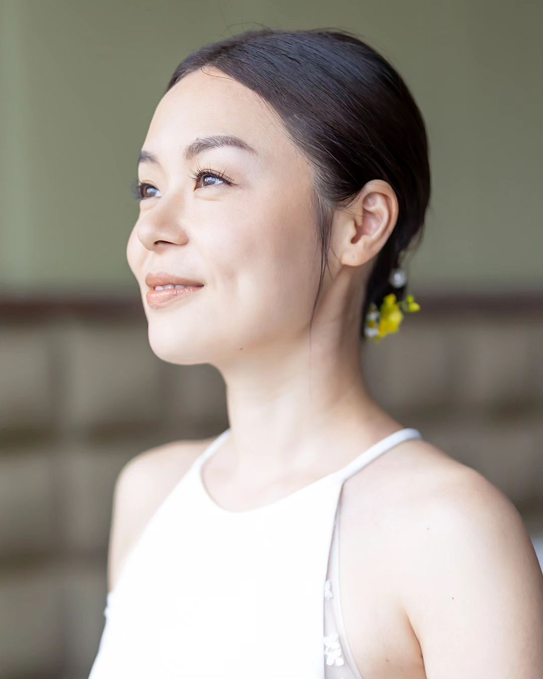 This bride flew all the way from Singapore to Hong Kong, and it was worth every mile! Despite barely sleeping the night before her wedding, she still looked absolutely flawless. ✨️⁠
⁠
This is proof @sarahs_bridal_styling gets the job done and makes sure you’re looking and feeling beautiful on your special day! 💄